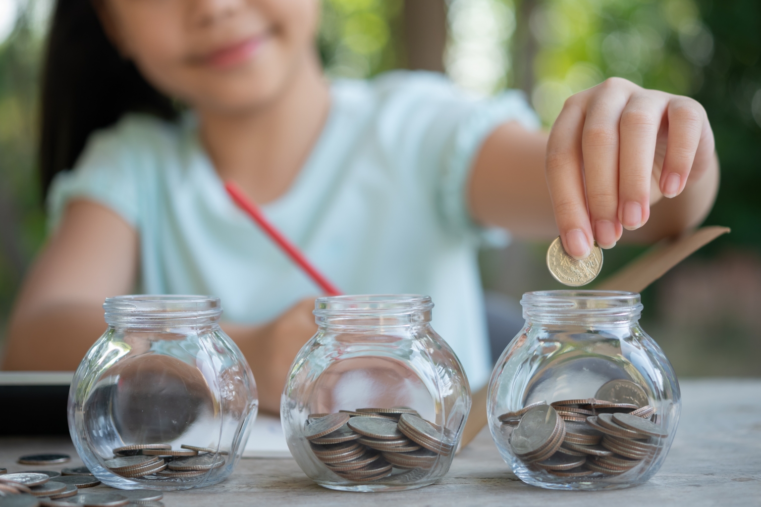 Rappresentazione visiva dell'articolo: Parlare di soldi ai bambini e come educarli al risparmio.